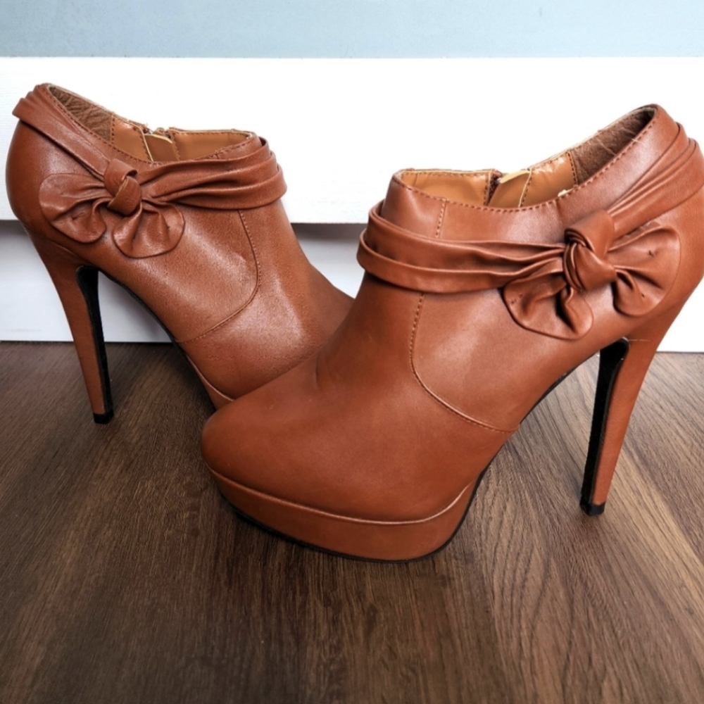 Cognac Brown Bow Platform Bootie Heels 8.5